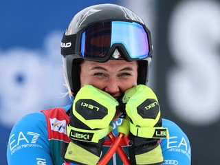 Talianka Laura Pirovanová oslavuje víťazstvo a malý glóbus.