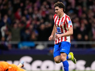 Julian Alvarez a ležiaci  Antonin Kinský. 