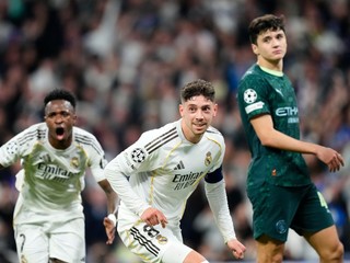 Stredopoliar Federico Valverde z Realu Madrid oslavuje po strelení gólu počas prvého zápasu osemfinále proti Manchestru City FC.