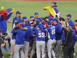 Venezuela oslavuje po víťazstve nad Spojenými štátmi v zápase o titul na turnaji World Baseball Classic.