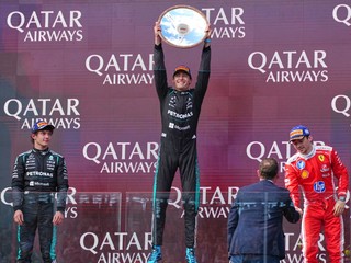 George Russell, Andrea Kimi Antonelli a Charles Leclerc po Veľkej cene Austrálie 2026. 