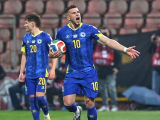 Na snímke hráč Bosny a Hercegoviny Ermedin Demirovič sa raduje z gólu.