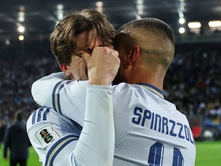 Talianski hráči Marco Palestra vľavo a Leonardo Spinazzola sa navzájom utešujú po prehre.