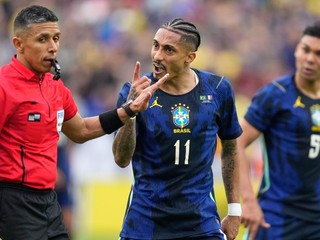 Raphinha (v strede) v drese Brazílie.