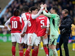 Radosť hráčov Arsenalu po triumfe nad Mansfieldom.