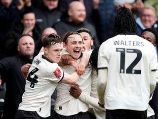 Hráči Port Vale oslavujú gól proti Sunderlandu.