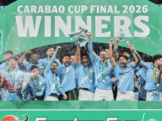 Futbalisti Manchestru City oslavujú zisk Ligového pohára