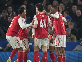 Hráči Arsenalu oslavujú po góle do siete Brightonu.