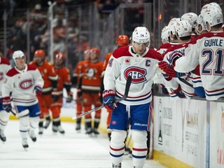 Kapitán Montrealu Nick Suzuki oslavuje gól, v pozadí Juraj Slafkovský a Cole Caufield. 