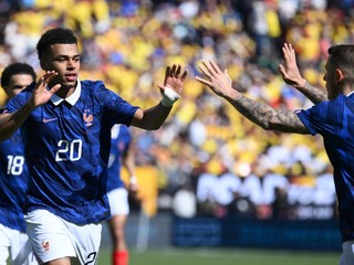 Desire Doue oslavuje gól. 