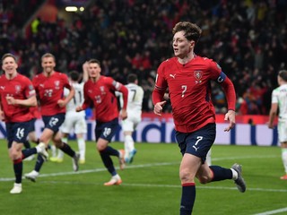 Kapitán Česka Ladislav Krejčí sa teší z gólu proti Írsku.