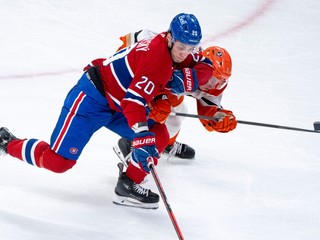 Juraj Slafkovský a Jackson LaCombe v súboji o puk.