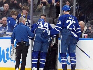 Auston Matthews (34) opúšťa ľad po zranení.