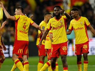 Hráči Lensu sa tešia z gólu.