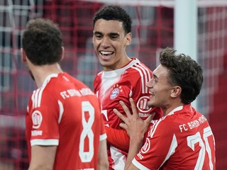 Hráči Bayernu oslavujú gól