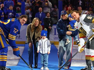 Hokejista Buffala Sabres Tage Thompson (72) a hráč Vegasu Golden Knights Jack Eichel (9) pózujú počas slávnostného vhadzovania pred zápasom.