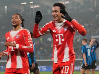 Hráč Bayernu Jamal Musiala (vpravo) oslavuje po tom, ako strelil šiesty gól.