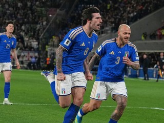 Federico Dimarco a Sandro Tonali oslavujú gól.