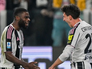 Radosť hráčov Juventusu z gólu v sieti Pisy.