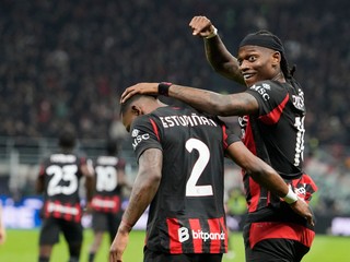 Hráči AC Miláno oslavujú gól v sieti Interu.