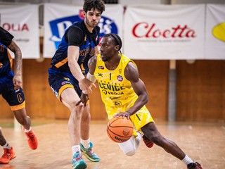 Momentka zo zápasu Patrioti Levice - Iskra Svit. 