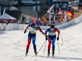 Michal Adamov a Sebastián Belicaj počas štafety juniorov na MS.