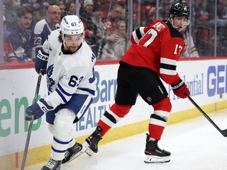 Útočník Toronta Matias MacCelli (63) kontroluje puk popri obrancovi tímu New Jersey Devils Šimonovi Nemcovi (17).