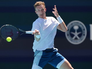  Český tenista Jiří Lehečka odvracia úder.