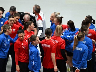 Na snímke tréner slovenskej ženskej hádzanárskej reprezentácie Jan Beňadik (uprostred) a hráčky.