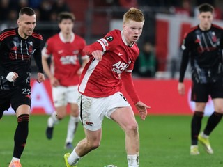 Kapitán Sparty Lukáš Haraslín (vľavo) a hráč Alkmaaru Kees Smit v prvom zápase osemfinále.