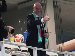 Prezident FIFA Gianni Infantino zdraví divákov počas semifinálového zápasu interkontinentálnej baráže o postup na MS 2026.