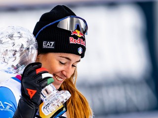 Talianska lyžiarka Sofia Goggiová drží krištáľový glóbus za titul v disciplíne super-G.