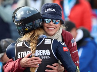 Americká lyžiarka Mikaela Shiffrinová (vľavo) sa objíma so svojou matkou Eileen.