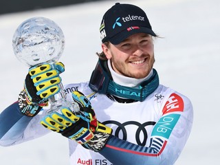 Atle Lie McGrath pózuje s glóbusom za slalom