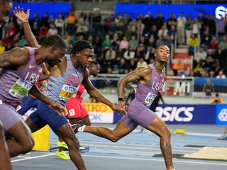 Americký atlét Jordan Anthony (vpravo) víťazí vo finále v behu na 60 m na halových MS v poľskej Toruni.