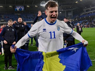 Fisnik Asllani oslavuje triumf nad Slovenskom.