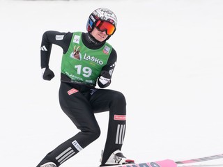 Nór Marius Lindvik po triumfe.