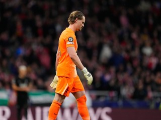 Brankár Tottenhamu Antonín Kinský odchádza z ihriska po striedaní počas prvého zápasu osemfinále Ligy majstrov Atletico Madrid - Tottenham Hotspur.