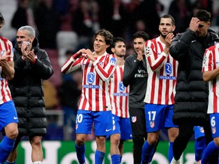 Hráči Atlético Madrid zdravia svojich fanúšikov.