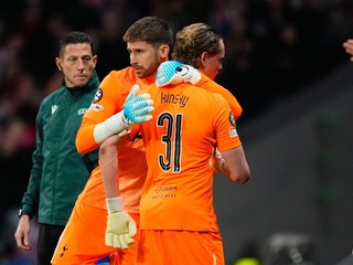 Brankára Tottenhamu Antonína Kinského (vpravo) strieda Guglielmo Vicario.