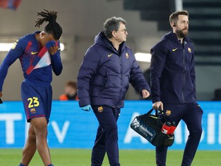 Na snímke hráč Barcelony Jules Kounde odchádza zranený z ihriska.