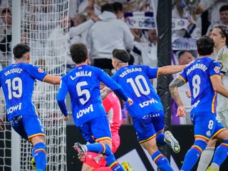 Hráči Getafe oslavujú gól v sieti Realu Madrid.