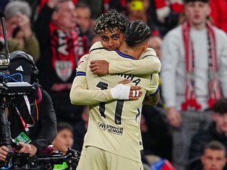 Lamine Yamal a Raphinha sa tešia z gólu proti Bilbau.