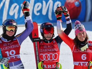 Mikaela Shiffrinová vyhrala slalom v Aare 2026 pred Emmou Aicherovou a Wendy Holdenerovou. 