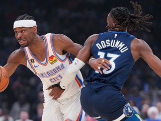 Basketbalista Oklahoma City Thunder Shai Gilgeous-Alexander (vľavo) a hráč Minnesoty Timberwolves Ayo Dosunmu.