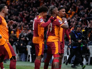 Mario Lemina oslavuje spolu so spoluhráčmi gól.