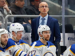 Na archívnej snímke zo 7. marca 2023 v Elmonte tréner Buffala Sabres Don Granato.