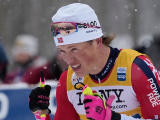 Nórsky bežec na lyžiach Johannes Kläbo počas pretekov na 10 km klasicky.