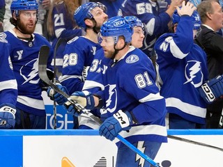 Erik Černák (v popredí uprostred) sa raduje so spoluhráčmi po strelení gólu