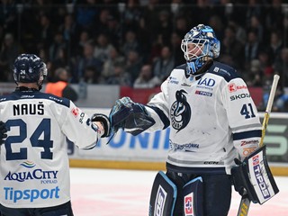 Na snímke hráči Popradu sa tešia z gólu, vľavo Aurel Nauš a brankár Tyler Parks počas prvého zápasu semifinále.